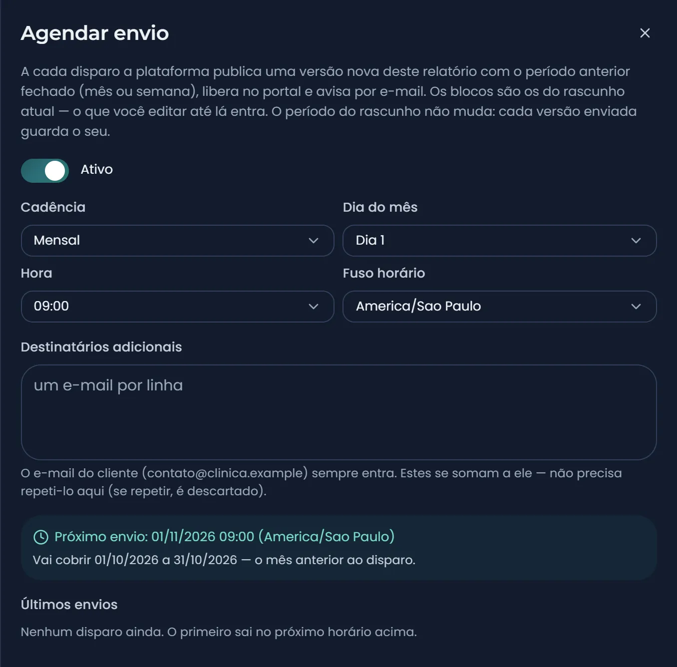 Agendamento do envio do relatório: cadência mensal, dia, hora, fuso, destinatários e a prévia do próximo envio e do período coberto