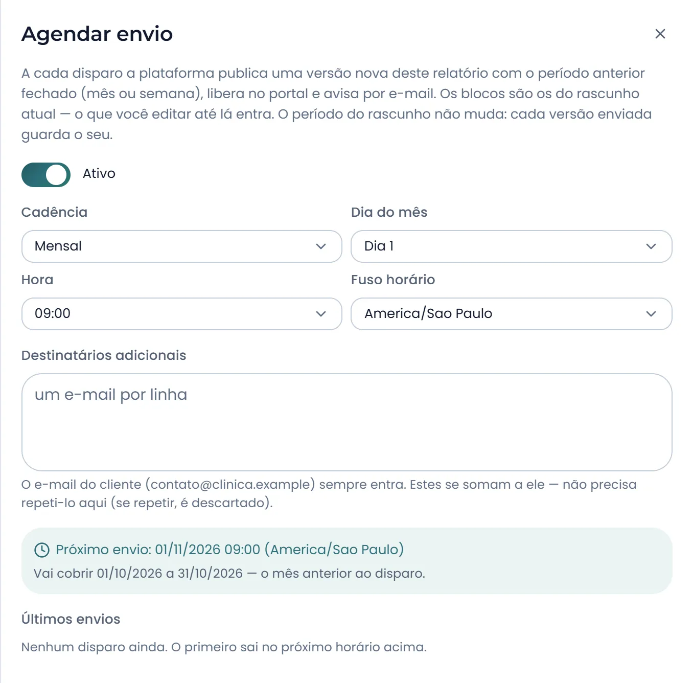 Agendamento do envio do relatório: cadência mensal, dia, hora, fuso, destinatários e a prévia do próximo envio e do período coberto