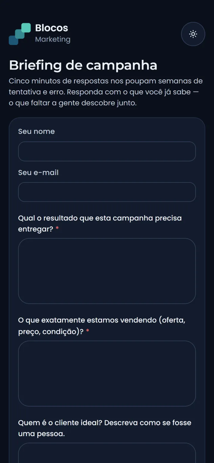Formulário de briefing de campanha aberto pelo cliente no celular, com a marca da agência