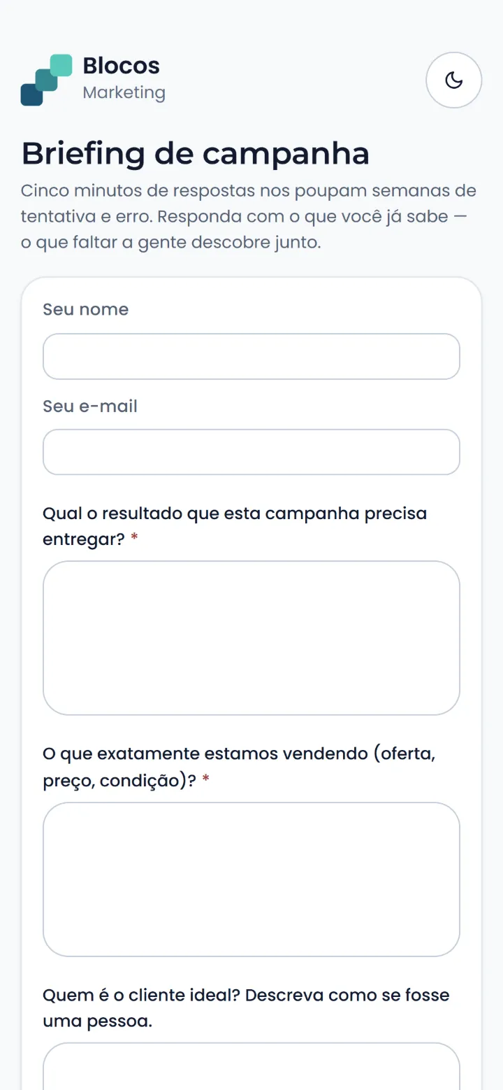 Formulário de briefing de campanha aberto pelo cliente no celular, com a marca da agência