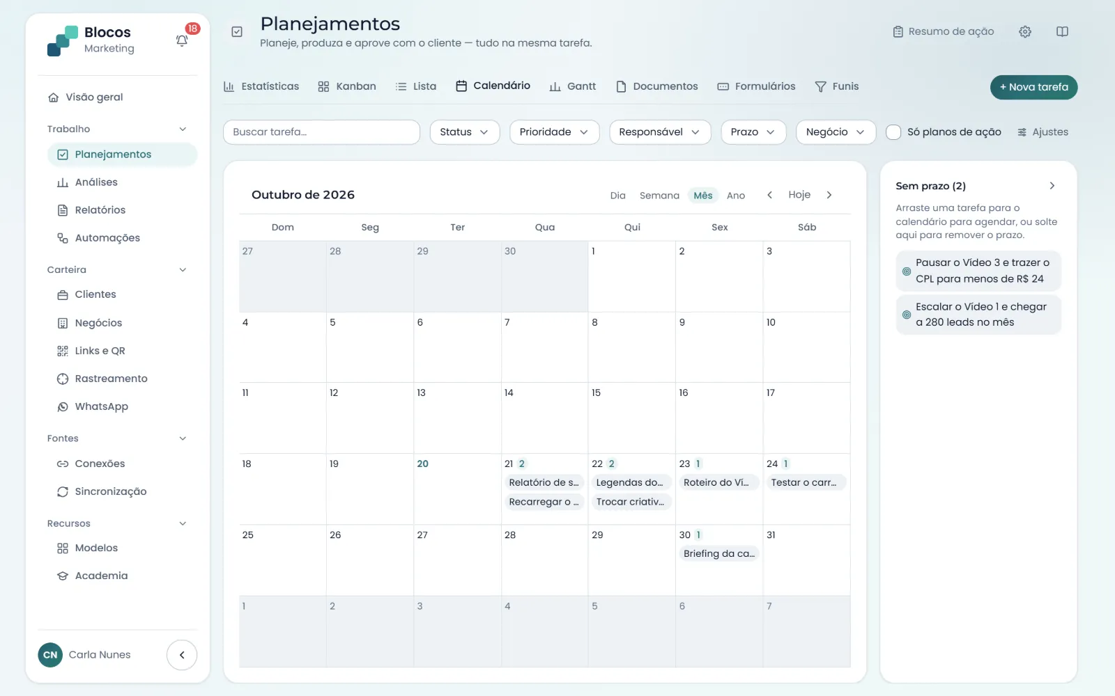 Calendário do mês com as tarefas nos dias de prazo e a bandeja das tarefas sem prazo