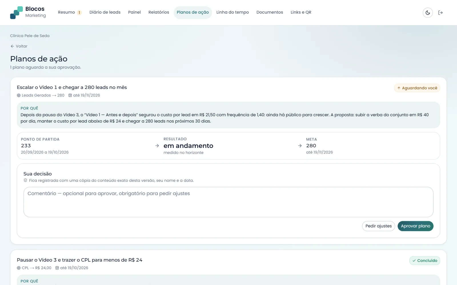 Plano aguardando o cliente no portal: o porquê, ponto de partida, meta, o espaço da decisão e os botões Pedir ajustes e Aprovar plano